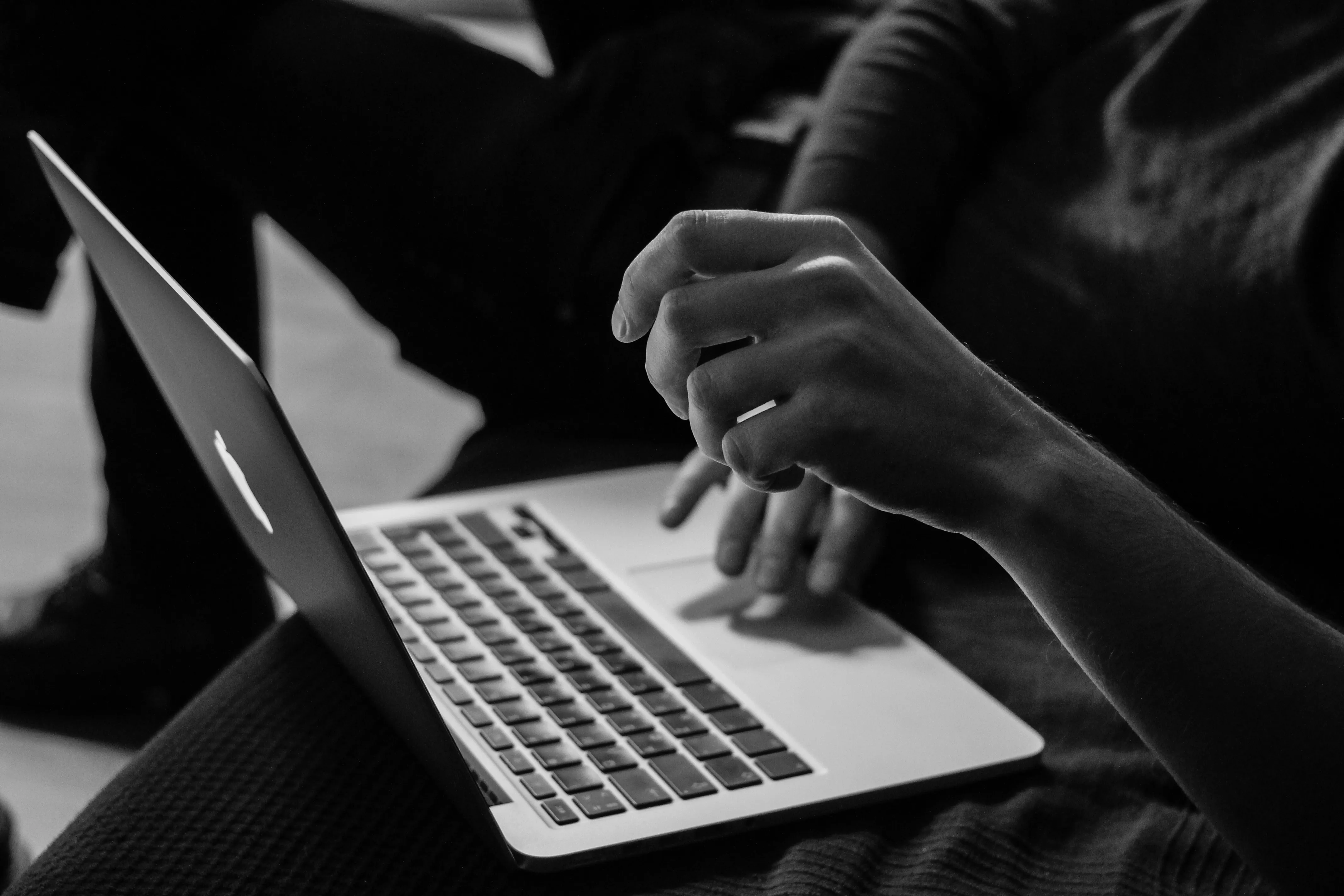 Professionelles Team von AKYO Studios bei der Entwicklung innovativer Webdesign- und Online-Marketing-Strategien in Düsseldorf.