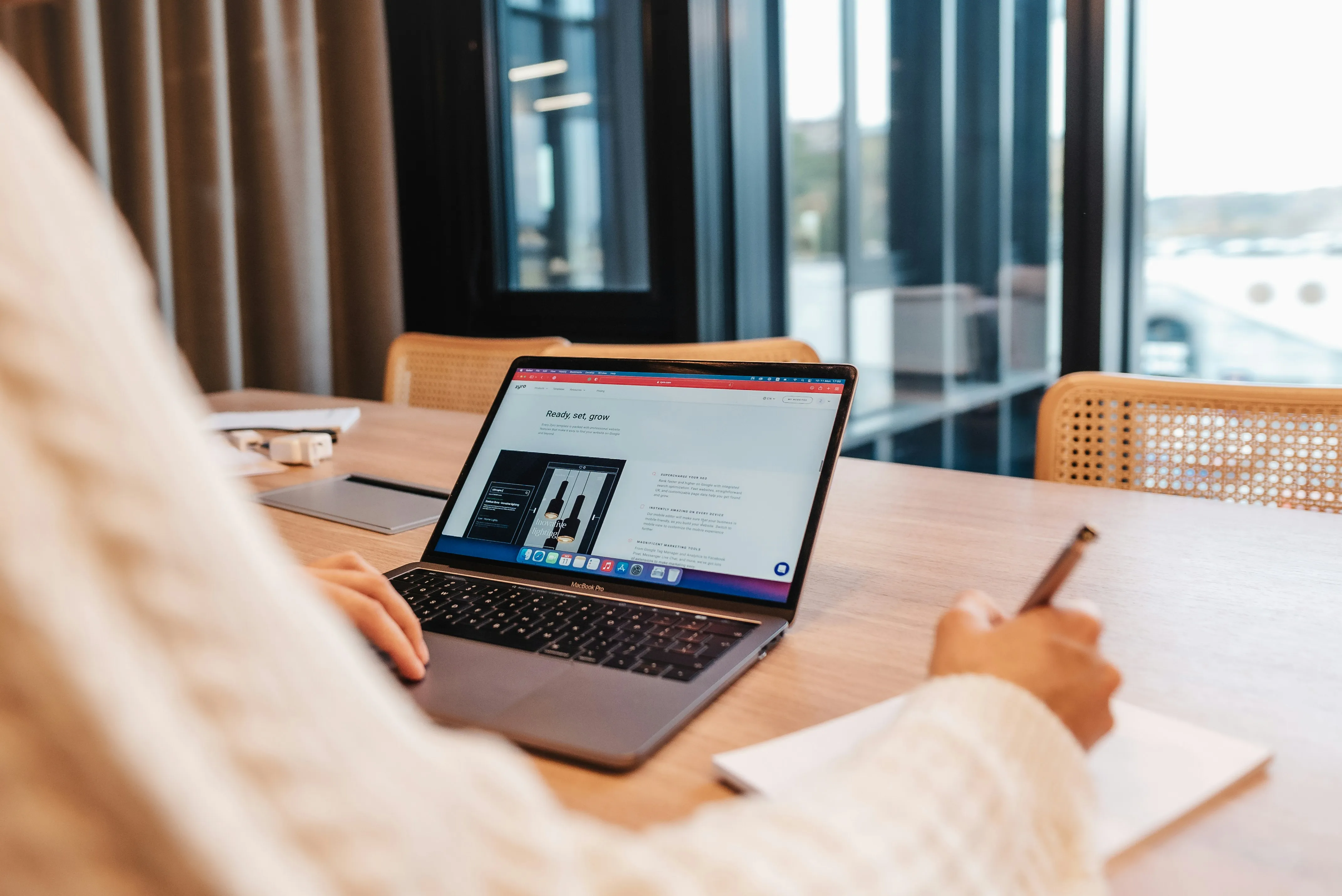 Individuelle Website-Gestaltung mit benutzerfreundlicher UX und kreativem UI